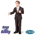 39067 - Groom in suit