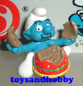 5.20516 - SMURF EATING EASTER EGG (BY SCHLEICH)
