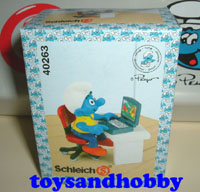 40263 - SMURF WITH LAPTOP SUPER SMURF